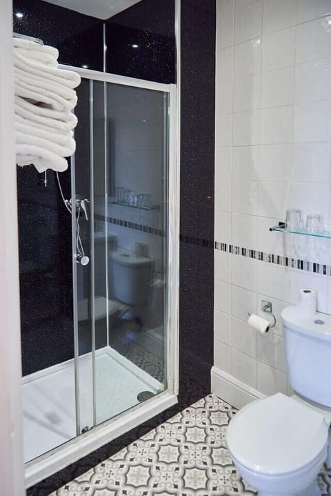 Quad-Ensuite with Shower | Bathroom | Combined shower/tub, eco-friendly toiletries, hair dryer, towels