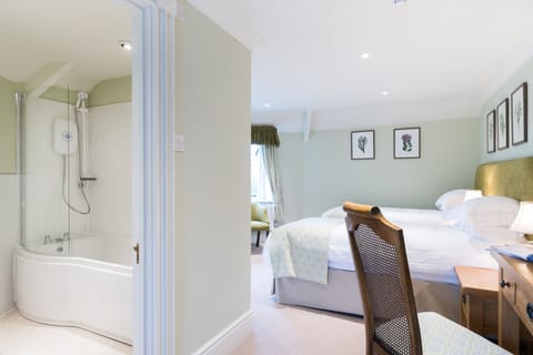 Superior Twin Room | Bathroom | Free toiletries, hair dryer, towels