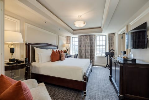 Premier Room, 1 King Bed | Premium bedding, down comforters, pillowtop beds, minibar