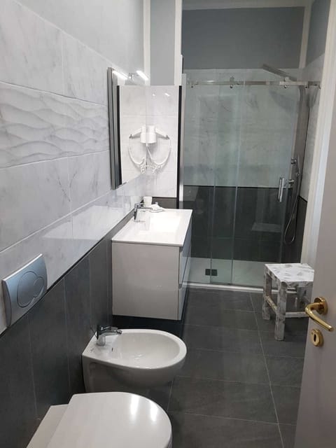 Triple Room | Bathroom | Shower, free toiletries, hair dryer, bidet