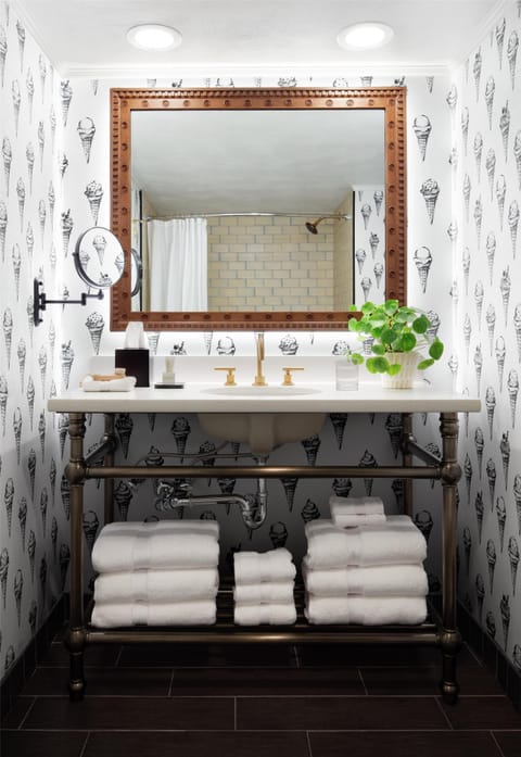 Combined shower/tub, designer toiletries, hair dryer, towels