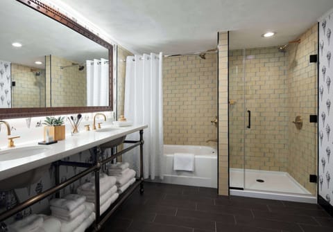 Combined shower/tub, designer toiletries, hair dryer, towels