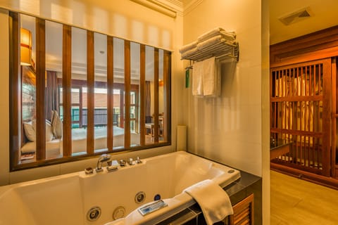 Penthouse Suite | Bathroom | Separate tub and shower, deep soaking tub, free toiletries, hair dryer