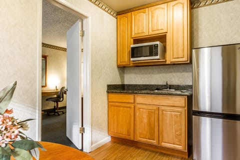 Suite, 1 Queen Bed, Non Smoking | In-room safe, desk, laptop workspace, blackout drapes