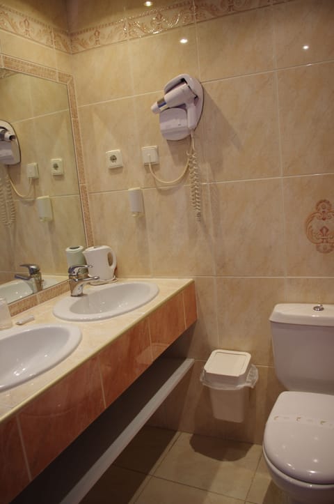 Double Room | Bathroom | Jetted tub, free toiletries, hair dryer, towels