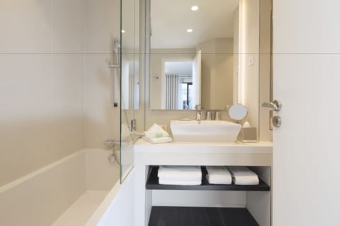 Superior Room | Bathroom | Free toiletries, hair dryer, slippers, towels