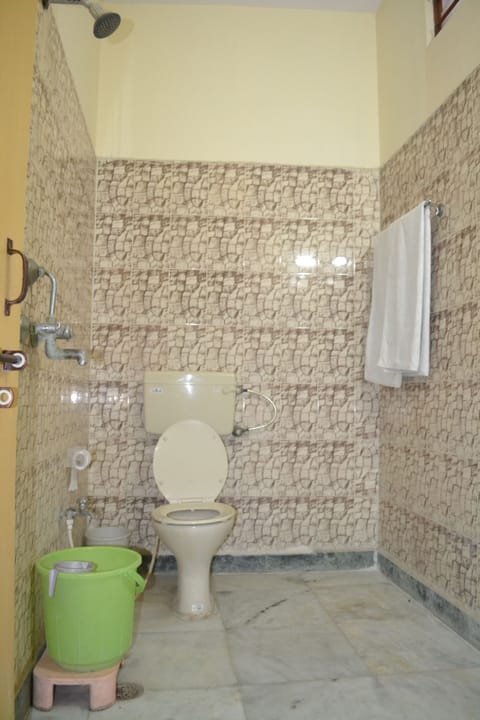 Comfort Room | Bathroom | Shower, free toiletries, hair dryer, towels