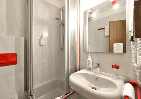 Basic Single Room | Bathroom | Shower, hair dryer, towels