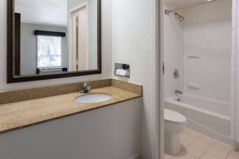 Combined shower/tub, free toiletries, hair dryer, towels