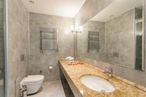 Superior Suite, City View | Bathroom | Rainfall showerhead, free toiletries, hair dryer, bathrobes