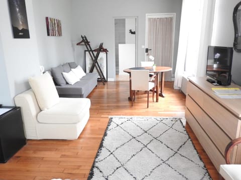 Room | Living room | Flat-screen TV, fireplace