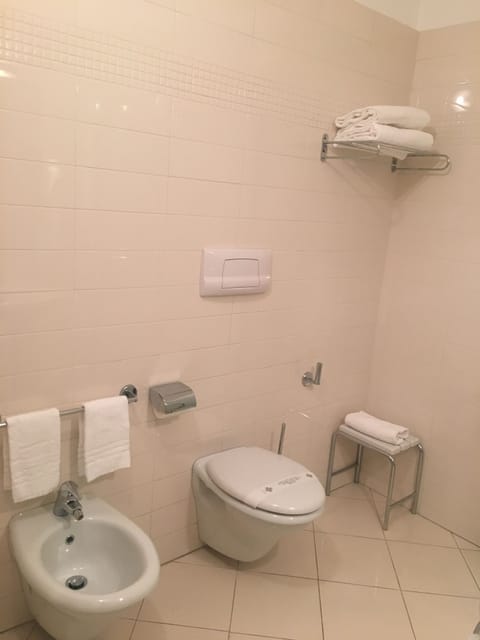 Shower, rainfall showerhead, free toiletries, hair dryer