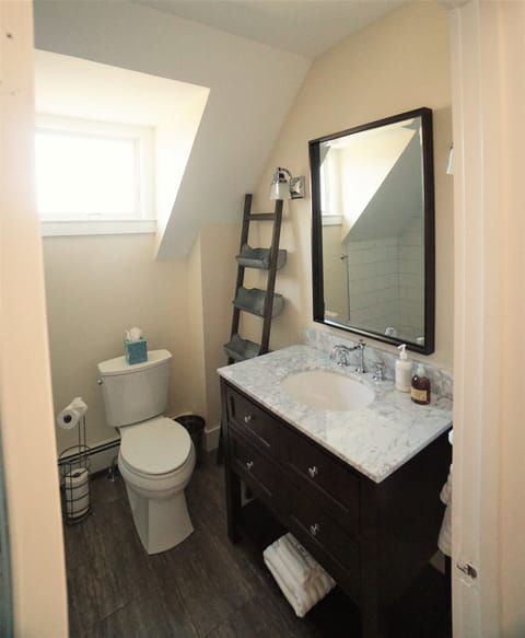 Sunny Queen Room  | Bathroom | Free toiletries, hair dryer