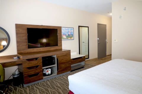 Room, 1 King Bed, Accessible, Non Smoking (Bathtub) | Pillowtop beds, desk, laptop workspace, blackout drapes