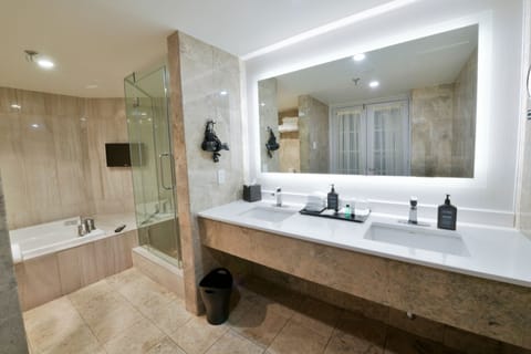 Executive Suite, 1 Bedroom | Bathroom | Free toiletries, hair dryer, towels