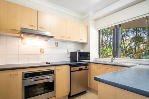 2 Bedroom Superior Apartment | Private kitchen | Fridge, microwave, oven, stovetop