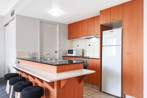 Full-size fridge, microwave, oven, stovetop