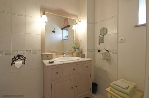 Comfort Double Room | Bathroom | Shower, free toiletries, hair dryer, towels