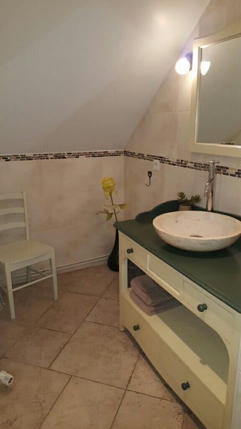 Twin Room | Bathroom | Shower, free toiletries, hair dryer, towels