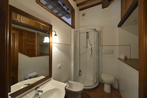 Double Room | Bathroom | Shower, free toiletries, hair dryer, bidet