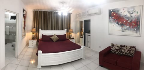 4 bedrooms, Egyptian cotton sheets, premium bedding, minibar