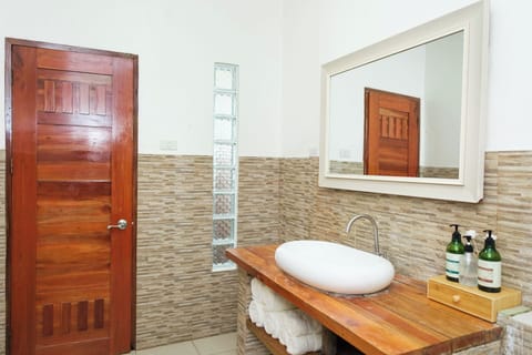 Deluxe Suite, Pool Access, Pool View | Bathroom | Shower, rainfall showerhead, free toiletries, hair dryer