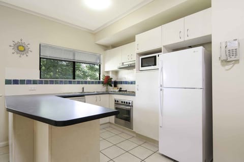 Standard Apartment, 3 Bedrooms | Private kitchen | Fridge, microwave, coffee/tea maker, electric kettle