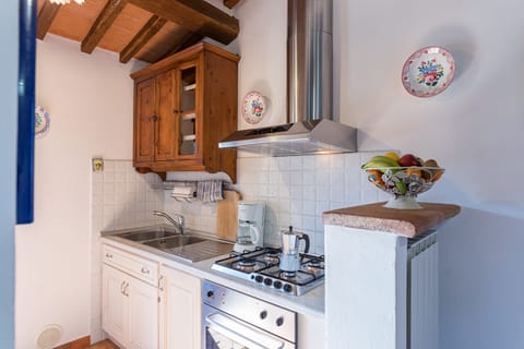 Romantic Apartment, 1 Bedroom | Private kitchen | Fridge, oven, stovetop, coffee/tea maker