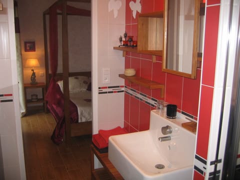 Double Room (La Romantique) | Bathroom | Shower, hair dryer, towels