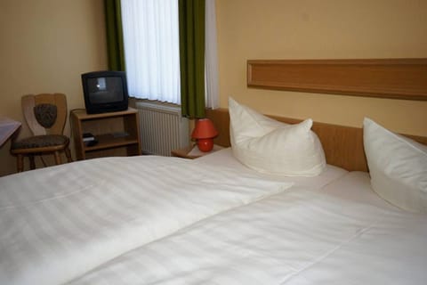 Double Room, Shared Bathroom | Free WiFi