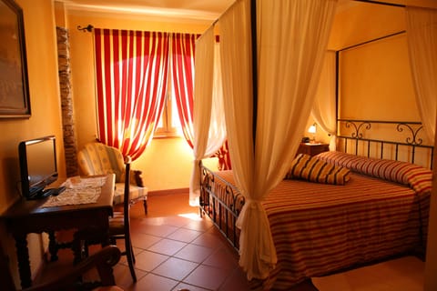 Double Room | Blackout drapes, soundproofing, free WiFi, bed sheets