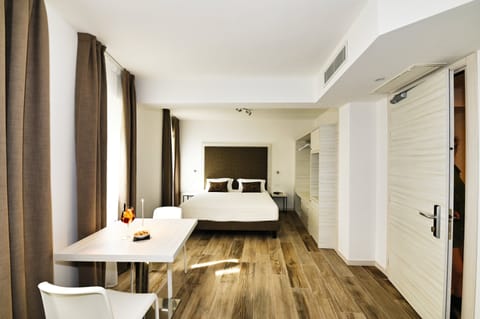 Junior Suite, Non Smoking | 2 bedrooms, minibar, in-room safe, desk