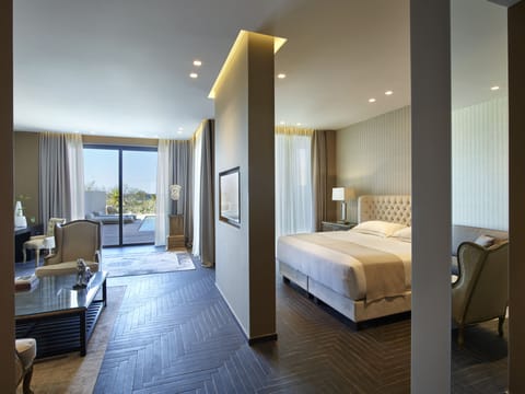 Executive Suite, Private Pool | In-room safe, free WiFi, bed sheets