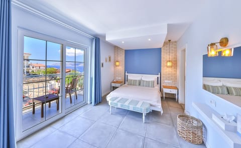 Superior Double Room, Sea View | Minibar, in-room safe, desk, soundproofing