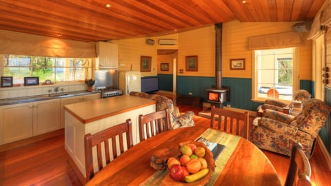 Panoramic Cottage, 2 Bedrooms, Jetted Tub | Private kitchen | Fridge, microwave, oven, stovetop