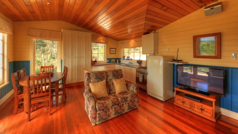 Panoramic Cottage, 2 Bedrooms, Jetted Tub | Living area | Flat-screen TV, DVD player