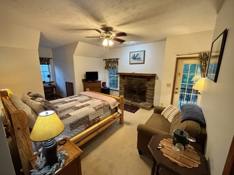 Superior Double Room, Ensuite (Quinn Mountain Suite) | 1 bedroom, premium bedding, individually decorated