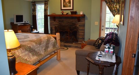 Superior Double Room, Ensuite (Quinn Mountain Suite) | 1 bedroom, premium bedding, individually decorated