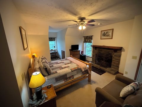 Superior Double Room, Ensuite (Quinn Mountain Suite) | 1 bedroom, premium bedding, individually decorated