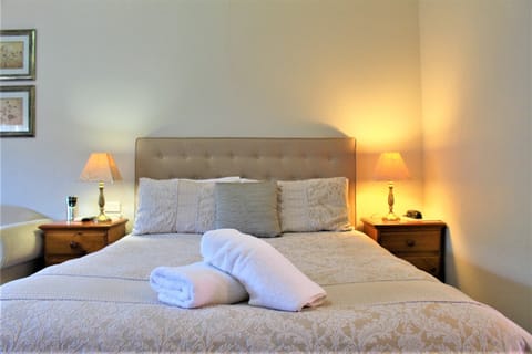 Deluxe Room, 1 Queen Bed | Individually decorated, individually furnished, desk, blackout drapes