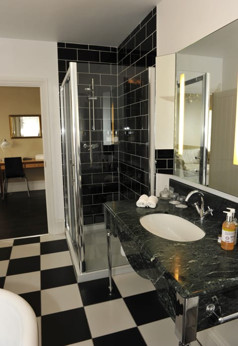 Room (Deluxe King ) | Bathroom | Shower, free toiletries, hair dryer, bathrobes