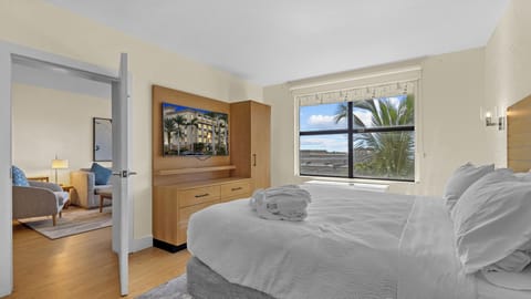 Suite, 1 King Bed with Sofa bed, Harbor View | Egyptian cotton sheets, premium bedding, down comforters, pillowtop beds