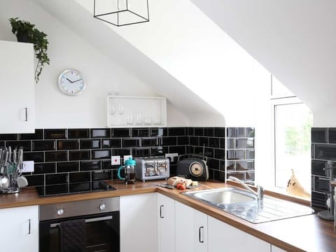 Premium Apartment, Private Bathroom, Garden View | Restaurant