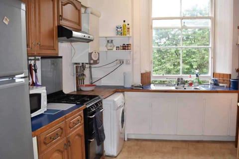 Apartment (5 Bedrooms) | Private kitchen | Full-size fridge, microwave, oven, stovetop