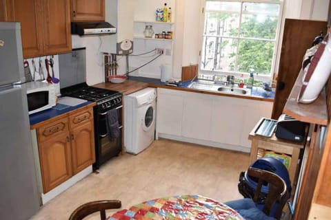 Apartment (5 Bedrooms) | Private kitchen | Full-size fridge, microwave, oven, stovetop