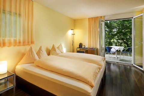 Double Room, Patio, Garden View | Minibar, in-room safe, desk, free WiFi