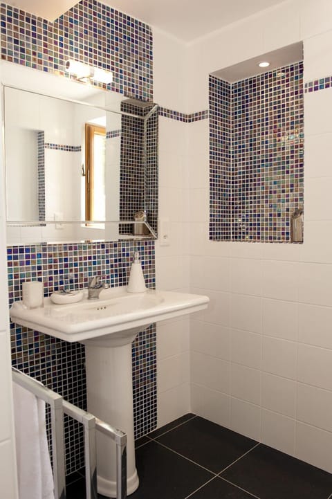 Double Room (1 - Indigo) | Bathroom sink