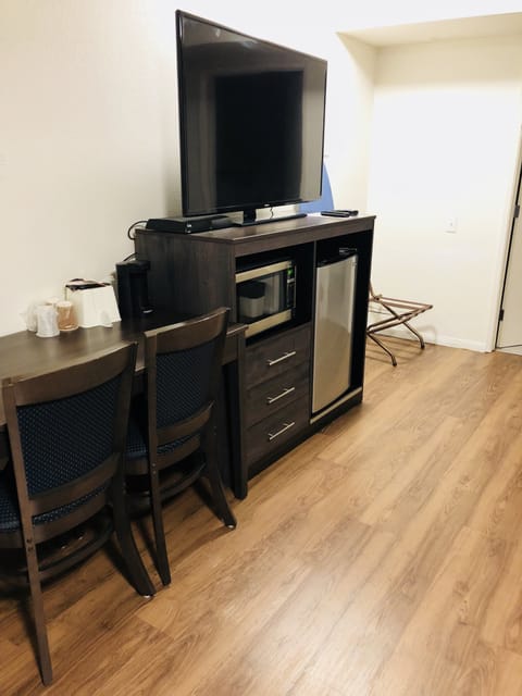 Business Room, 1 King Bed | Living area | Flat-screen TV