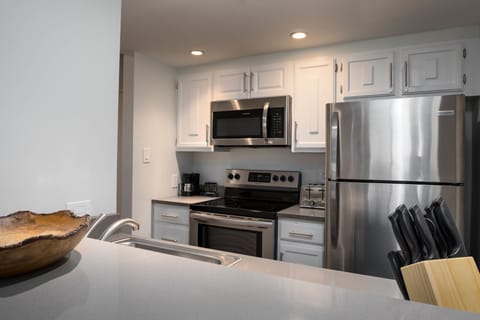 Condo, 1 Bedroom, Kitchen, Valley View | Private kitchen | Full-size fridge, microwave