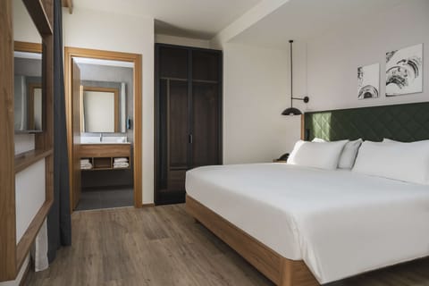 Minibar, in-room safe, desk, soundproofing